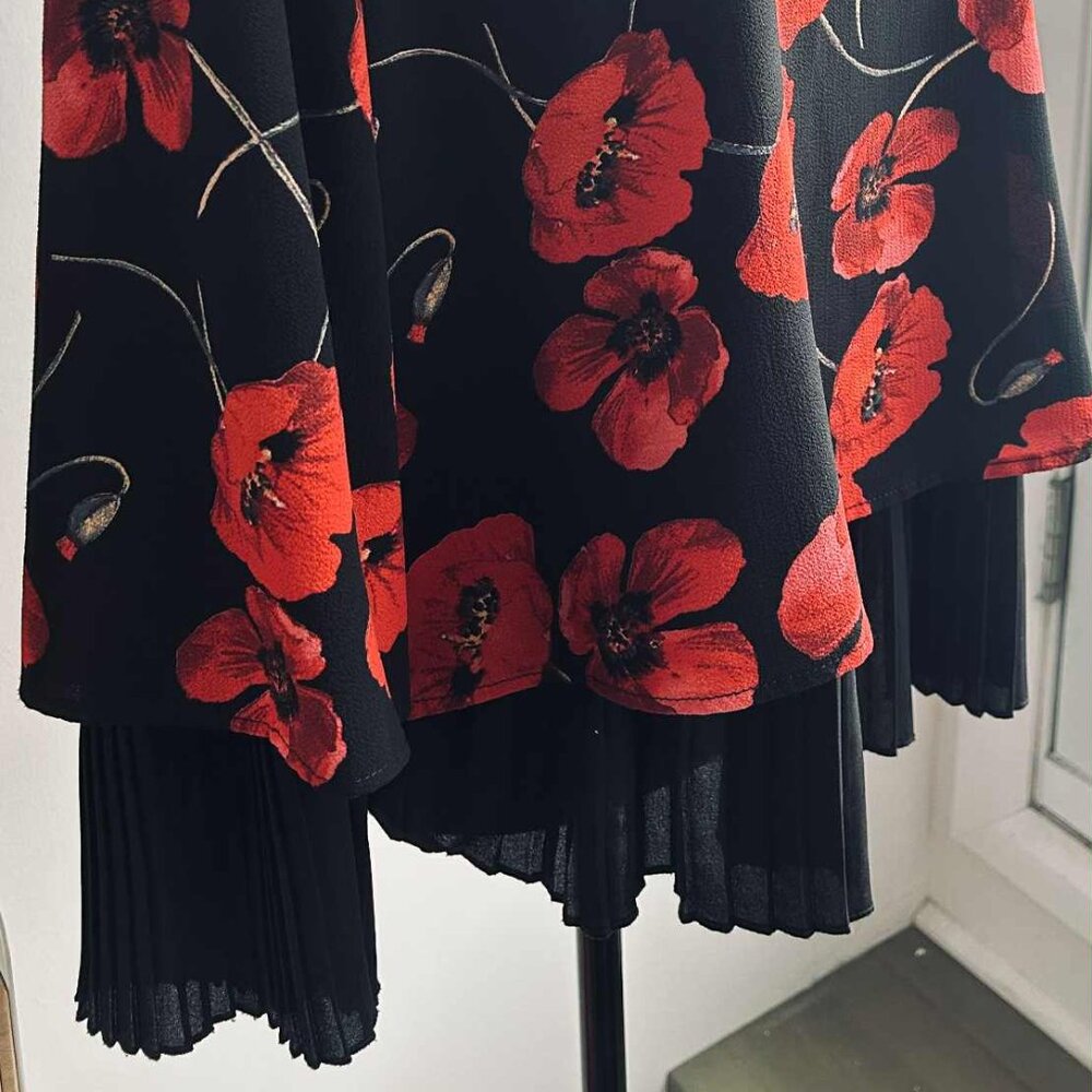 Cartise Black Red Poppy Double-Layer Pleated Chiffon Blouse – US 8 - Picture 4 of 12